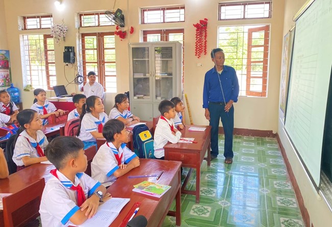 Loạt phóng sự “Tình nghĩa Việt - Lào, vững bền hơn núi, hơn sông”. Bài 4: Những bản làng ấm áp tình nghĩa Việt - Lào